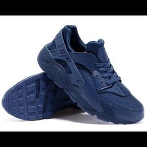 Like New Navy Blue Nike Huarache